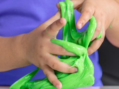 Alkoss gyermekeddel saját DIY csillámos slime gyurmát